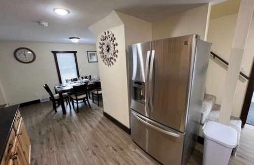 Tomahawk House | -Stunning Remodel- HOT TUB 4 -BR home, Sleeps 10. Cozy Charm Modern Comfort