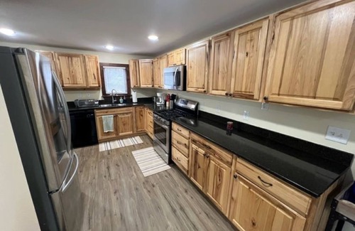 Tomahawk House | -Stunning Remodel- HOT TUB 4 -BR home, Sleeps 10. Cozy Charm Modern Comfort