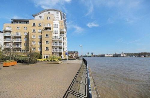 Island Gardens Apartment | Stunning river view 2 bedrooms entire flat E14 3WA underground parking Island Gardens DLR station nearby