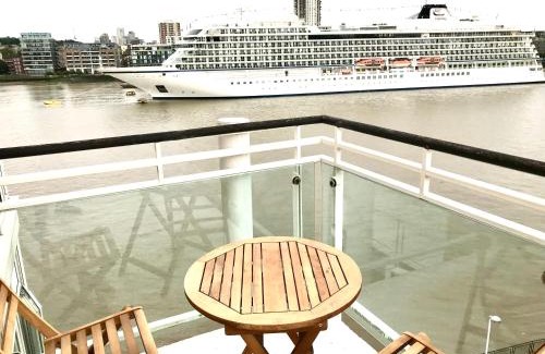 Island Gardens Apartment | Stunning river view 2 bedrooms entire flat E14 3WA underground parking Island Gardens DLR station nearby