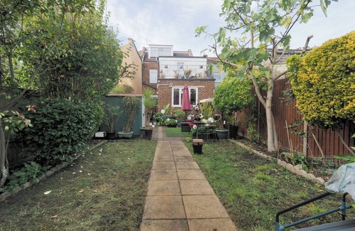 Bowes Apartment | Stunning Riverside 1-bed Apartment in North London