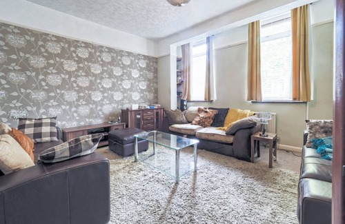 Bowes Apartment | Stunning Riverside 1-bed Apartment in North London