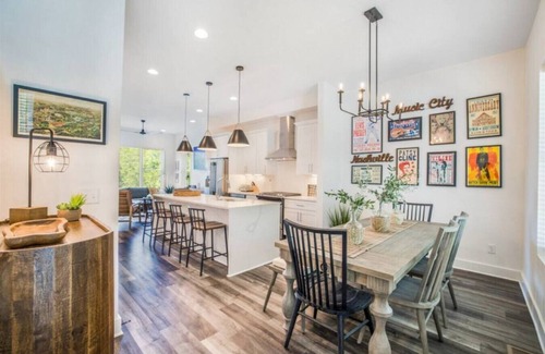 Hurwood Heights House | Stunning Rooftop Deck. Close to Berry Hill, Melrose, 12 Sth