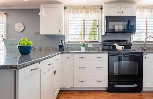 Manomet Cottage | Stunning seaside cottage, walk to beach, family + pet, sleeps 6