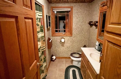 Cornell Cabin | Stunning, secluded lodge nestled in the woods- minutes from town.