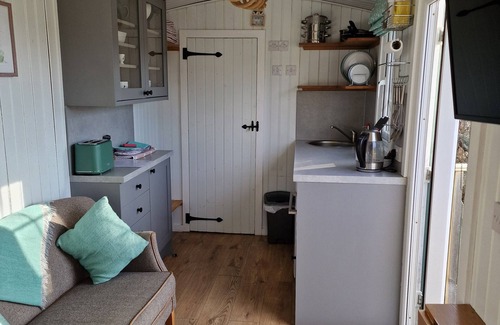 Blairgowrie House | Stunning Shepherds Hut with hot tub in secluded location overlooking mountains