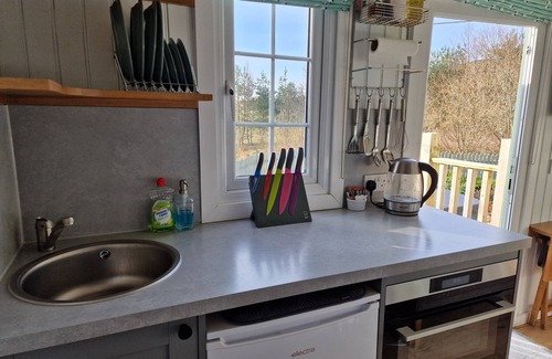 Blairgowrie House | Stunning Shepherds Hut with hot tub in secluded location overlooking mountains