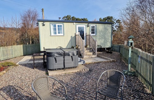 Blairgowrie House | Stunning Shepherds Hut with hot tub in secluded location overlooking mountains