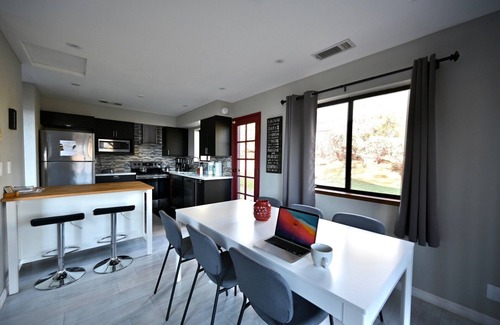 Midpines House | Stunning Sierra Views, 35 min to Yosemite, Pickleball Court, EV Charging