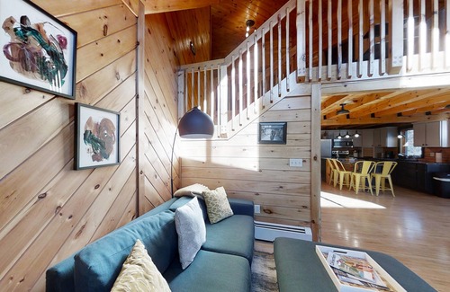 Boothbay Harbor Cabin | Stunning & Spacious Log Cabin in the Woods