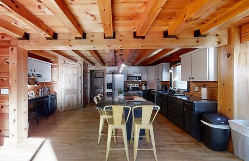 Boothbay Harbor Cabin | Stunning & Spacious Log Cabin in the Woods