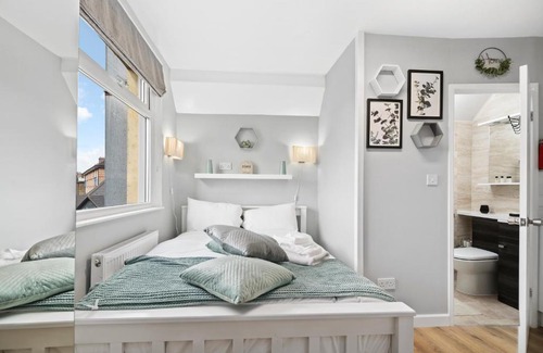 Kensal Green Apartment | Stunning Studio Flat for 2 people in Kensal Green near West Kilburn, Ladbroke Grove and Maida Hill