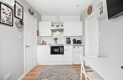 Kensal Green Apartment | Stunning Studio Flat for 2 people in Kensal Green near West Kilburn, Ladbroke Grove and Maida Hill