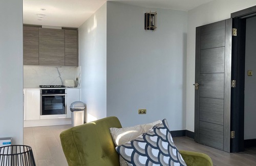 Brondesbury Park Apartment | Stunning top floor flat minutes from Kensington