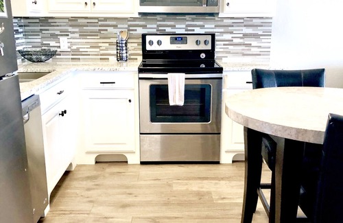 Mid America Condo | Stunning Top Unit Condo Overlooking Lake in the Heart of Hot Springs