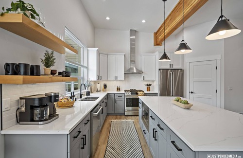 Girdwood House | Stunning townhome in Girdwood w/game room and sauna!