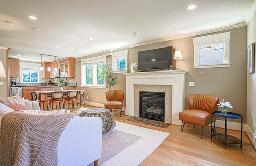 Atlantic House | Stunning Townhome with Loft Space, Chefs Kitchen
