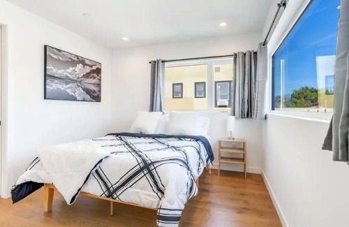 East Hollywood House | Stunning Tri-Level Townhome