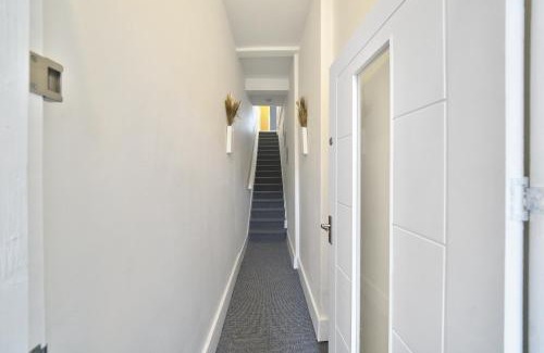 Walpole Apartment | STUNNING TWO BED PROPERTY In WEST LND, NEAR TRAIN STATION