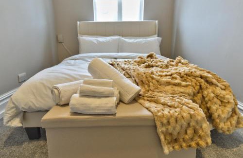 Walpole Apartment | STUNNING TWO BED PROPERTY In WEST LND, NEAR TRAIN STATION
