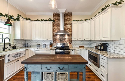 East Carrollton House | Stunning Uptown 3 bedroom work/vacation home