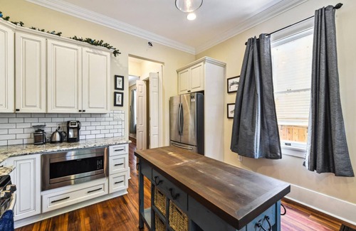East Carrollton House | Stunning Uptown 3 bedroom work/vacation home