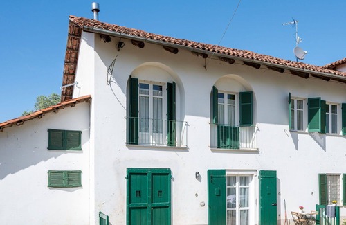 San Damiano dʼAsti Villa | Stunning villa for 5 people with WIFI, pool, TV, patio, pets allowed, panoramic view and parking