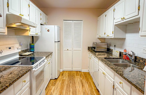 Harbour Town Condo | STUNNING VIEWS, RENOVATED VILLA WITH POOL PASS AND BALCONY