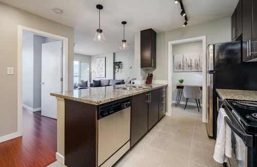 Crosstown Apartment | Stunning View Apartment with Pool and Free Parking