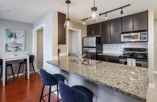 Crosstown Apartment | Stunning View Apartment with Pool and Free Parking