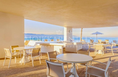 Las Glorias Apartment | Stunning View Oceanfront Condo by Moikkarentals
