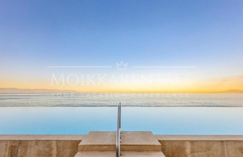 Las Glorias Apartment | Stunning View Oceanfront Condo by Moikkarentals