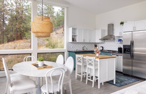 Central Okanagan House | Stunning views, clean & modern. Walk to the beach, wineries, cafe & orchards