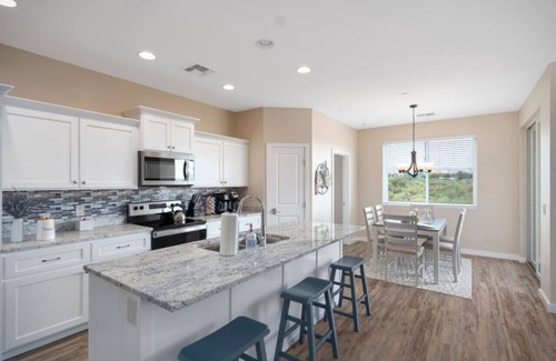 Cottonwood House | Stunning Views + Hot Tub + Location! 3 bed/3 bath