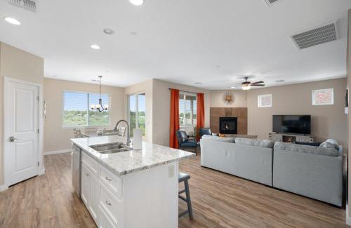 Cottonwood House | Stunning Views + Hot Tub + Location! 3 bed/3 bath