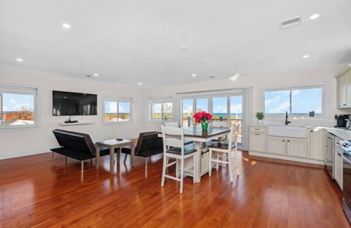 Sandwich House | Stunning Views Of Cape Cod Canal (2250)