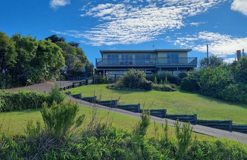 Surfdale House | Stunning views over bay and beyond