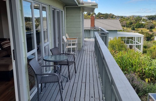 Surfdale House | Stunning views over bay and beyond