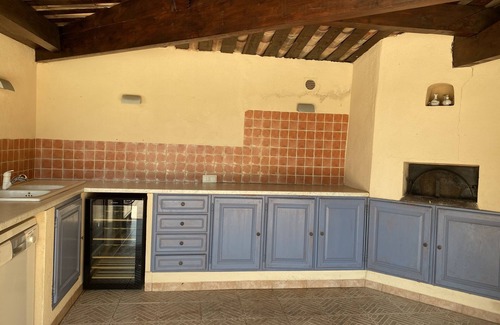 Chateauneuf-Grasse Villa | Stunning villa with salt water infinity pool, terrace bar, kitchen & pizza oven.
