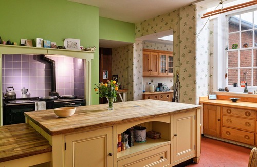 Carlisle House | Stunning villa for 19 people with WIFI, hot tub, TV, terrace and pets allowed