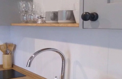 Steyning House | Stunning villa for 2 guests with WIFI, terrace and parking