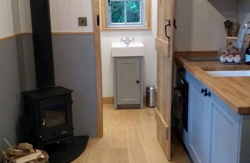 Steyning House | Stunning villa for 2 guests with WIFI, terrace and parking