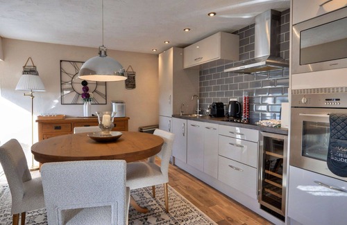 Buxton House | Stunning villa for 2 people with WIFI and parking