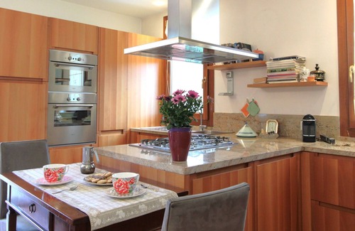 Monfumo Villa | Stunning villa for 4 guests with WIFI, hot tub, pool, TV, patio, pets allowed and parking