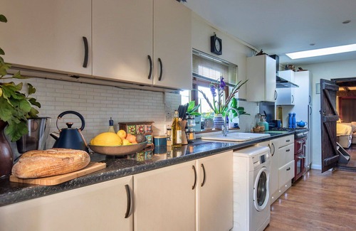 Dormansland House | Stunning villa for 4 guests with WIFI and pets allowed