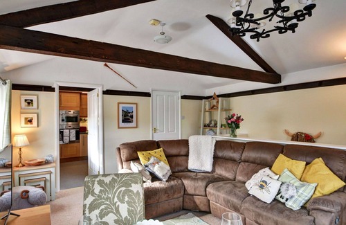 Hawes House | Stunning villa for 4 guests with WIFI, pets allowed and parking