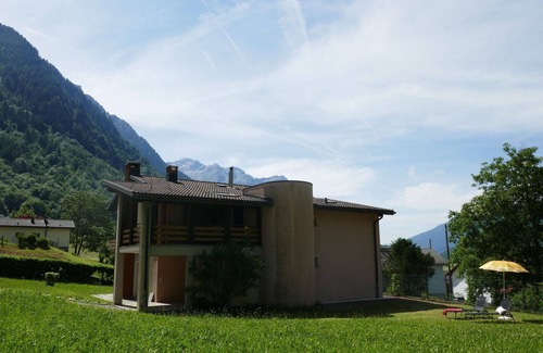 Blenio House | Stunning villa for 5 guests with WIFI, TV, terrace, pets allowed, panoramic view and parking