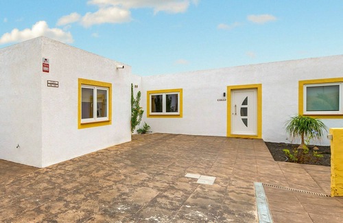 Parque Holandes House | Stunning villa for 6 guests with WIFI, private pool, TV and terrace