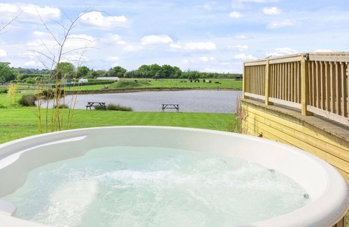 Hertford House | Stunning villa for 6 people with hot tub, TV, terrace and pets allowed