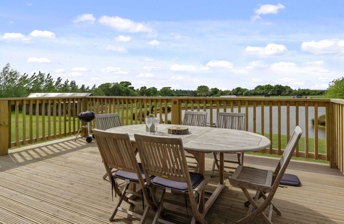 Hertford House | Stunning villa for 6 people with hot tub, TV, terrace and pets allowed